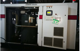 由于油品問(wèn)題導(dǎo)致油氣分離器壓差高，空壓機(jī)潤(rùn)滑油結(jié)膠，油濾堵塞，機(jī)器高溫報(bào)警